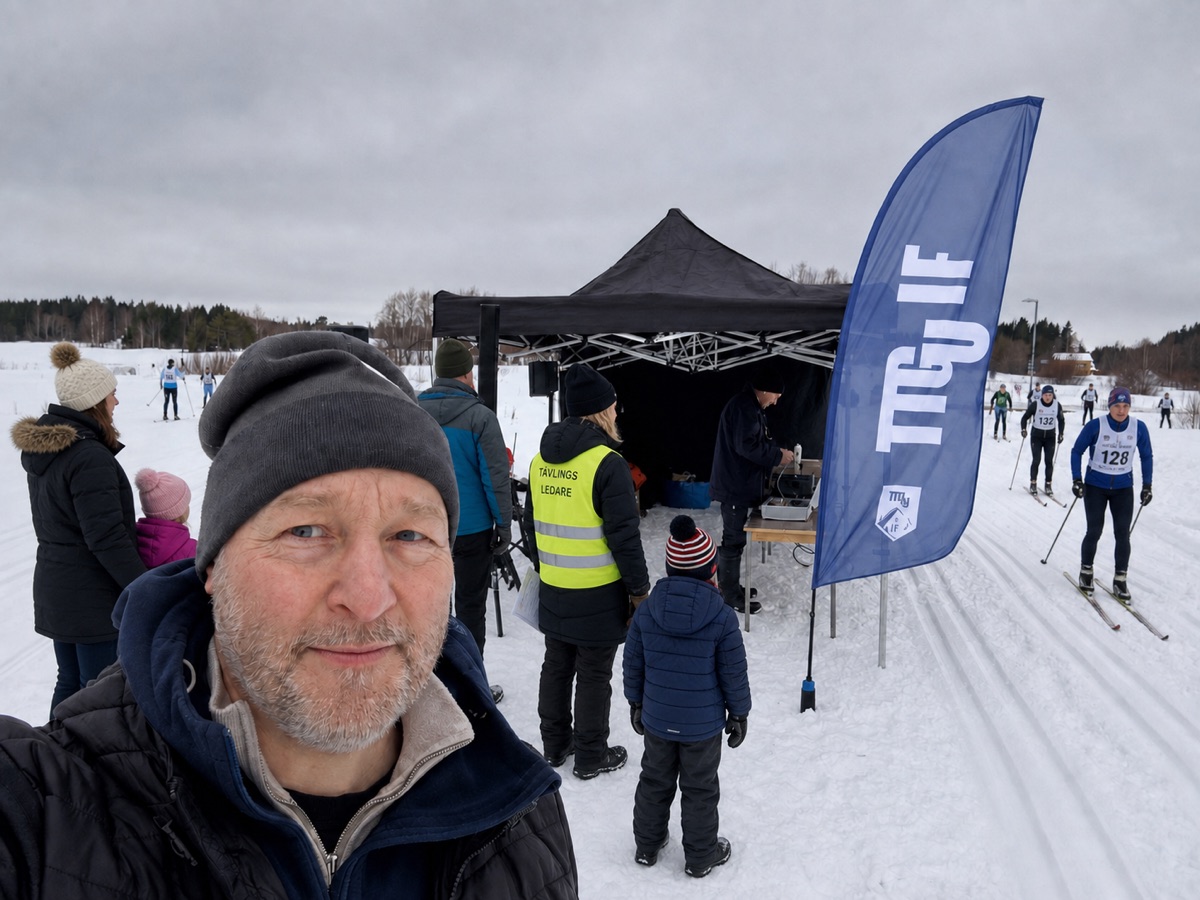 AI-bearbetad stämningsbild: Daniel vid skidspåret, med skidåkare, funktionärer och åskådare.