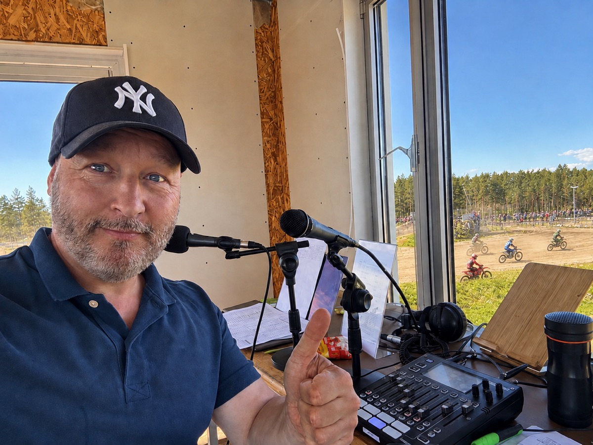 AI-bearbetad stämningsbild: Daniel vid mikrofonerna, med motocrossförare och publik vid banan.